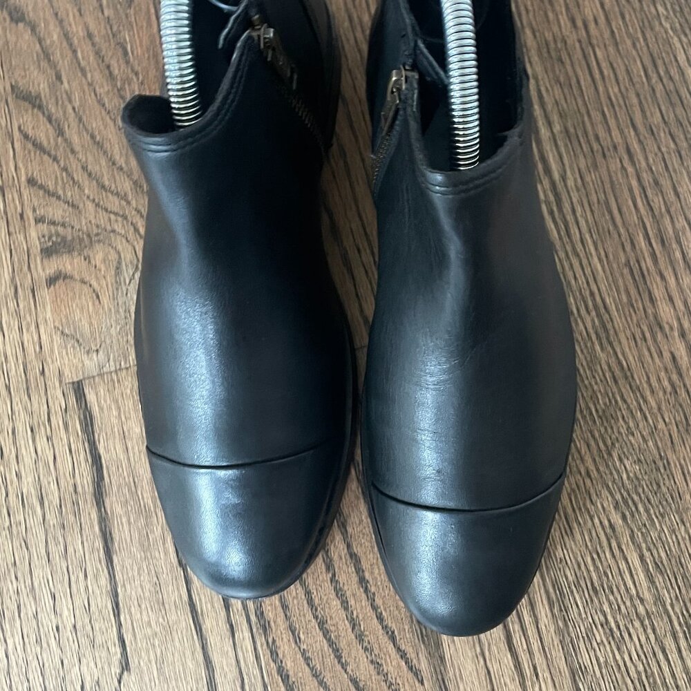 NWOT Timberland Black Leather Booties with Zip Size 7 - Picture 2 of 9